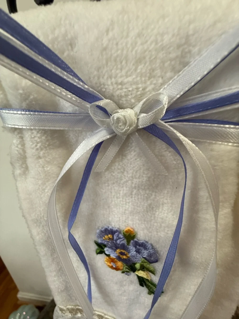 🪻White Floral Embroidered Lace Hand Towel and Toilet Paper Holder Set 🪻